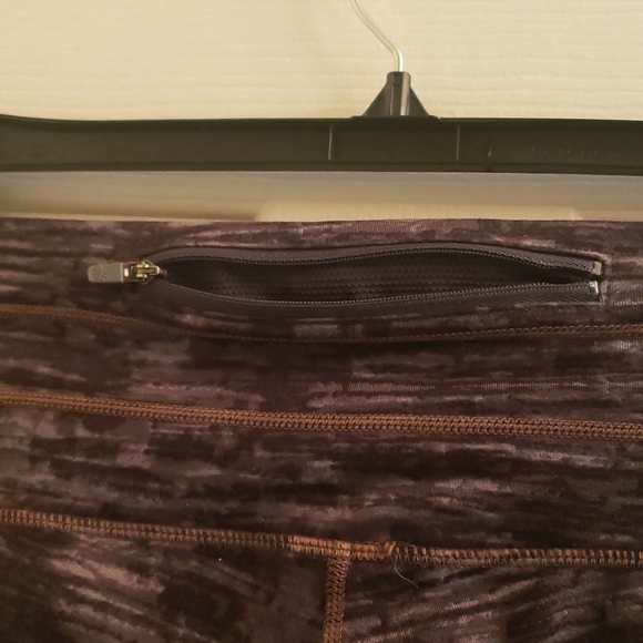 Athleta Gray Camo Capris Size XS - Picture 4 of 8